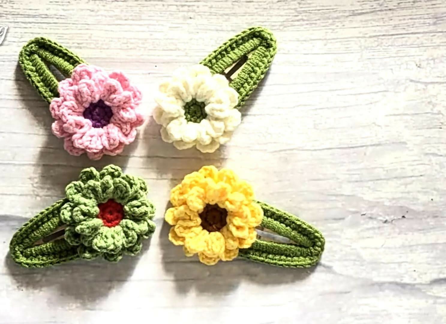 Add a pop of style and charm to your baby girl’s hair with these adorable hairclips. Designed with baby-safe materials, they are gentle on delicate hair and ensure a secure hold without pulling or discomfort.