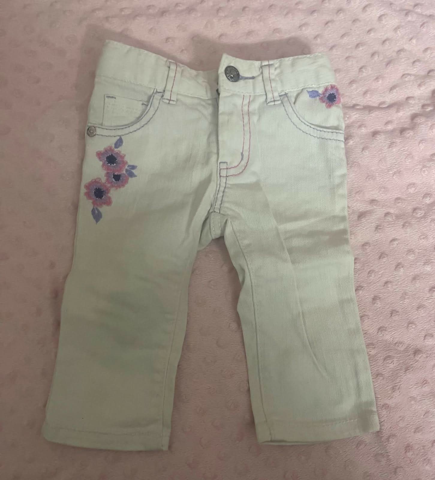 Style meets comfort with GUESS Jeans for Kids - the perfect choice for trendy little fashionistas everywhere!