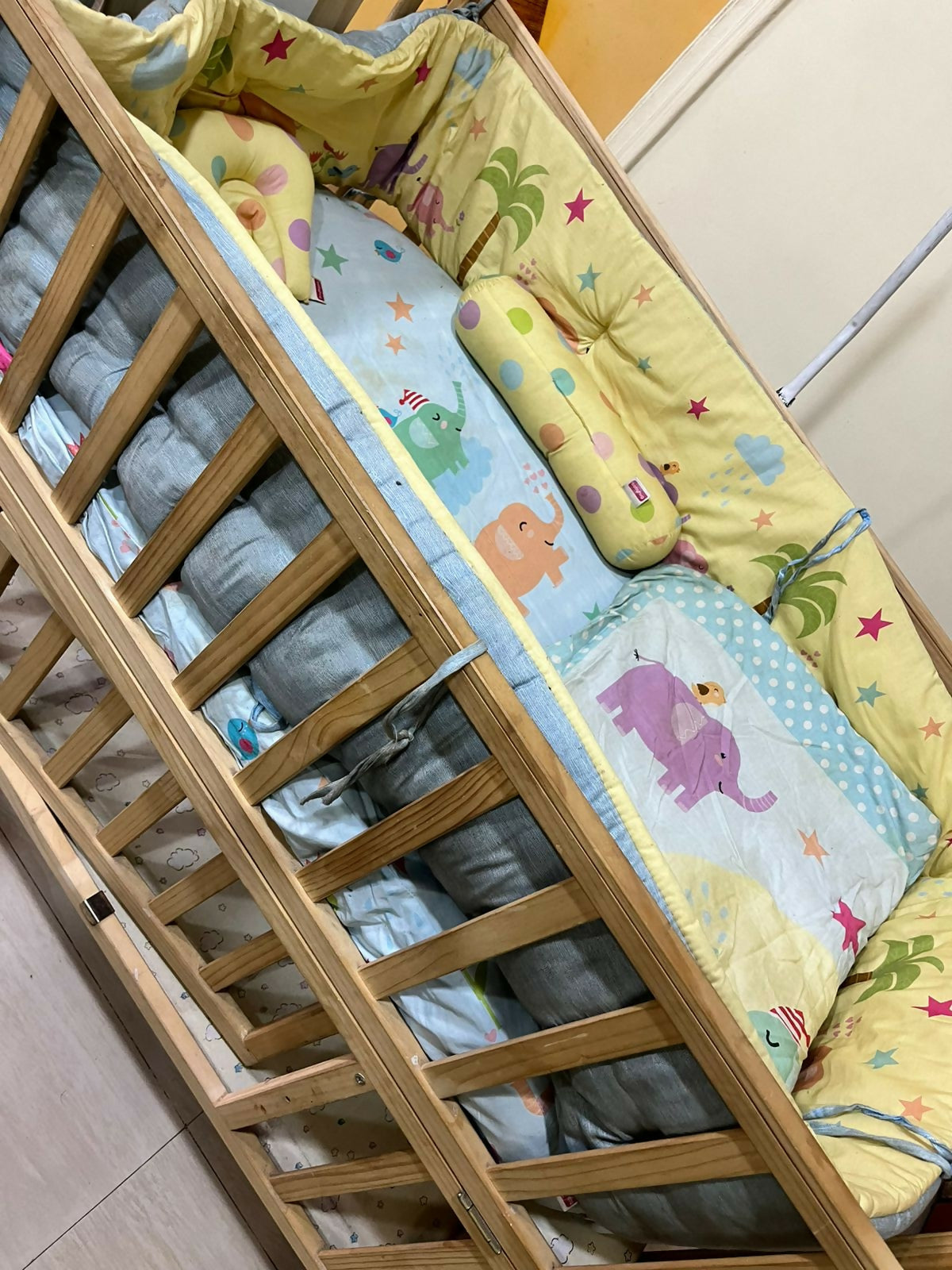 HUNY HUNY wooden baby crib – safe sleep, elegant design, and comfort for your little one.