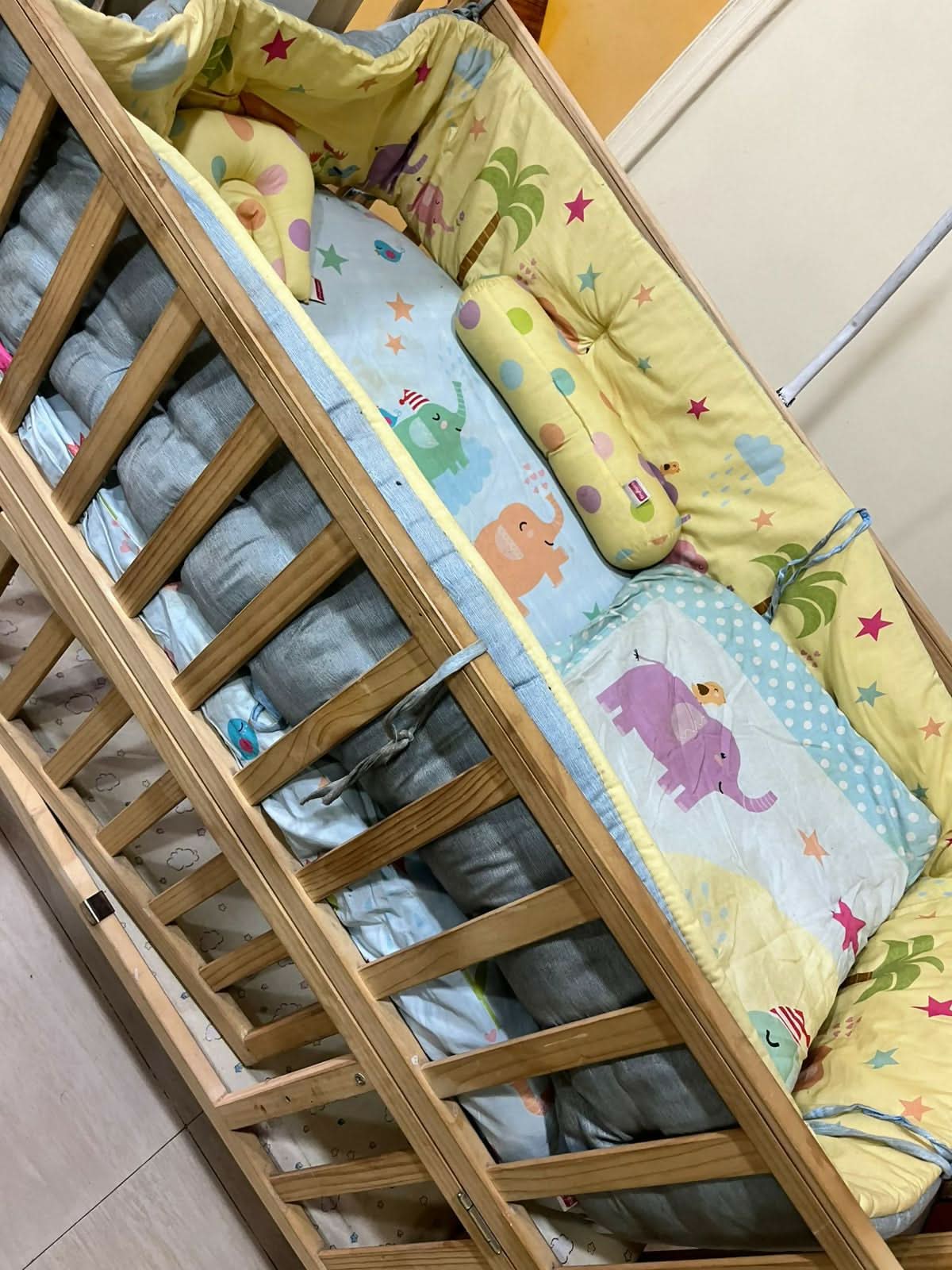 HUNY HUNY wooden baby crib – safe sleep, elegant design, and comfort for your little one.
