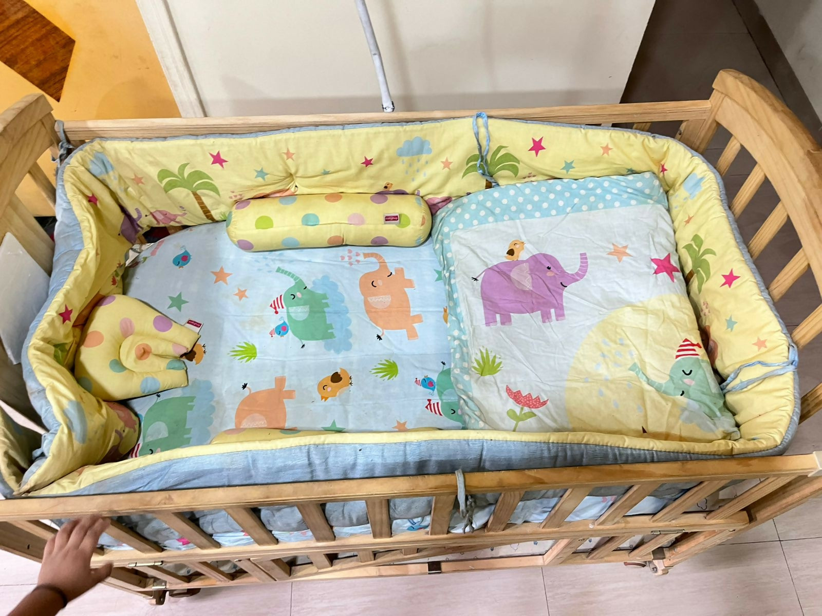 HUNY HUNY wooden baby crib – safe sleep, elegant design, and comfort for your little one.