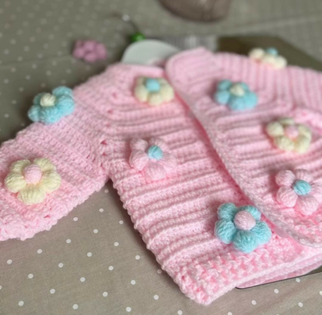  Baby sweater, headband, booties, cap, and mittens set – a cozy and stylish outfit to keep your little one warm and comfortable.