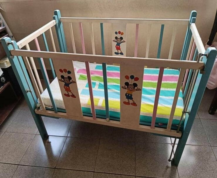 MOTHERCARE Wooden Crib - Model 2021, Dimensions: L - 45" x B - 28" x H - 36" when open - PyaraBaby