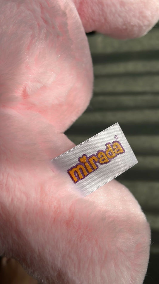 Close-up of a person's arm with a 'mirada' label on a blurred background