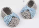 Crochet baby booties with bow