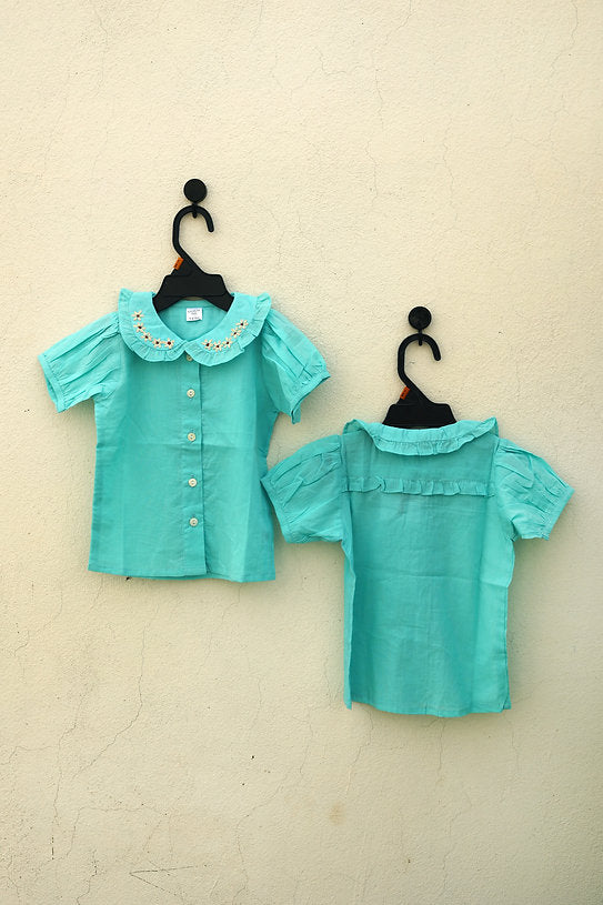 Discover the adorable 100% cotton Peter Pan collar top for girls, offering soft, breathable comfort and timeless style for any occasion.