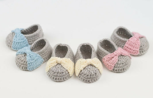 Crochet baby booties with bow