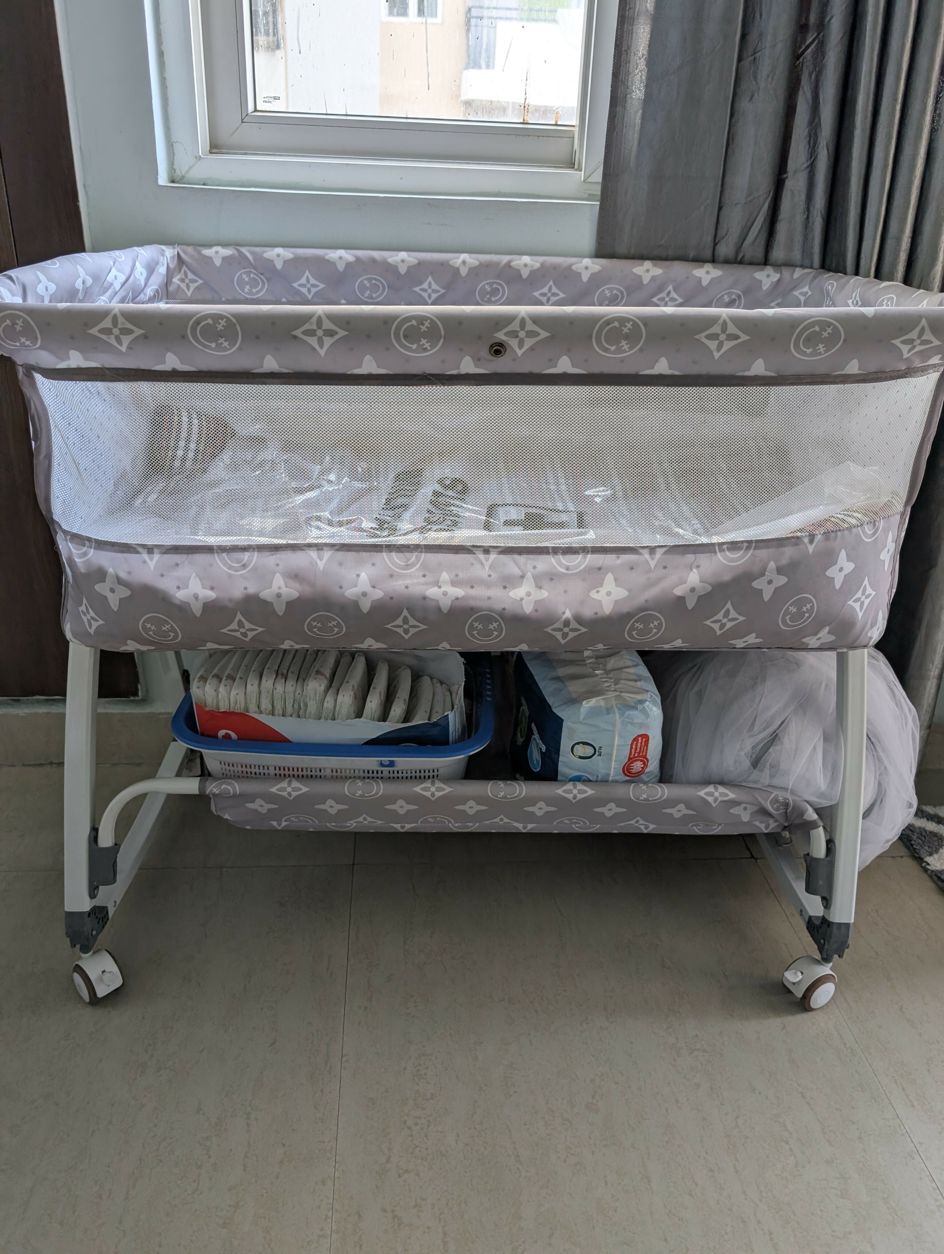 Premium 6-in-1 Baby Bedside Cot, Crib, Cradle Portable All-Mesh Bassinet with Multi-Purpose Tray,Wheels, Storage Basket, and 6 Height Adjustments, Easy Assembly for Newborns- Pattern Grey