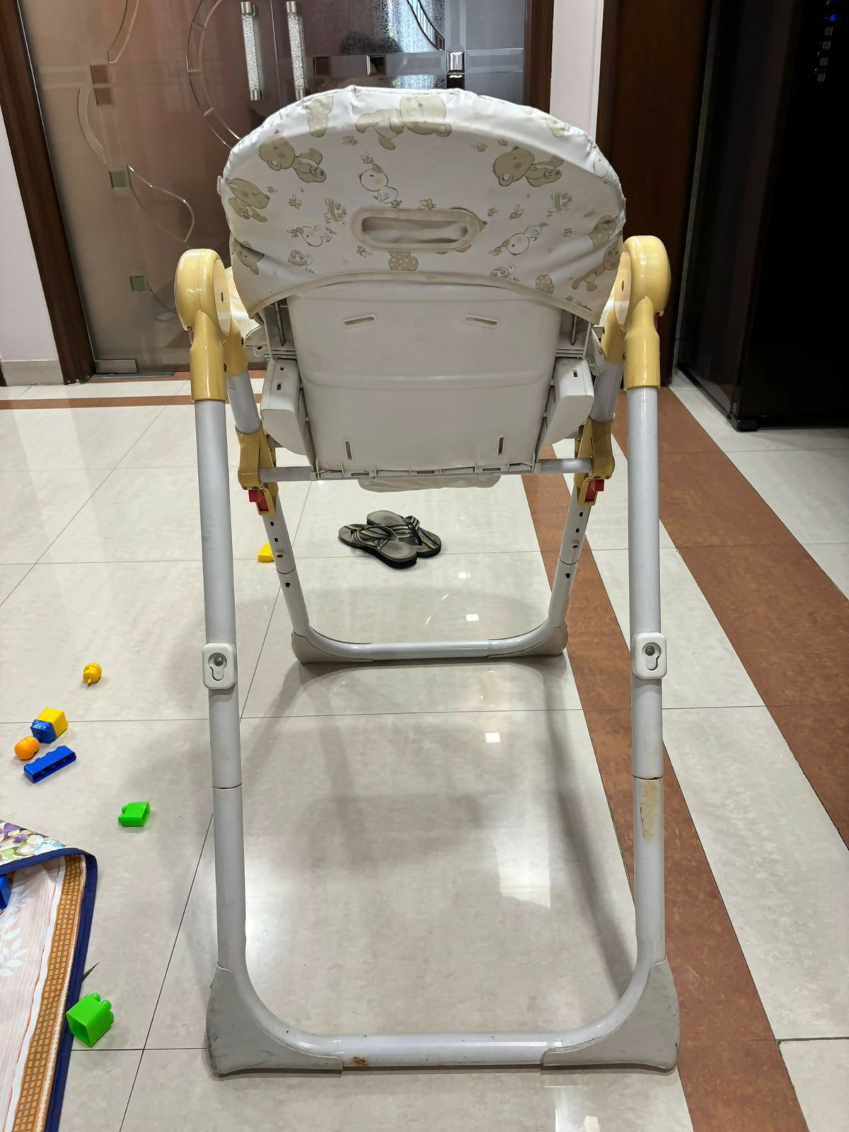 Parents looking for a functional, comfortable, and adorable highchair for daily feeding.

