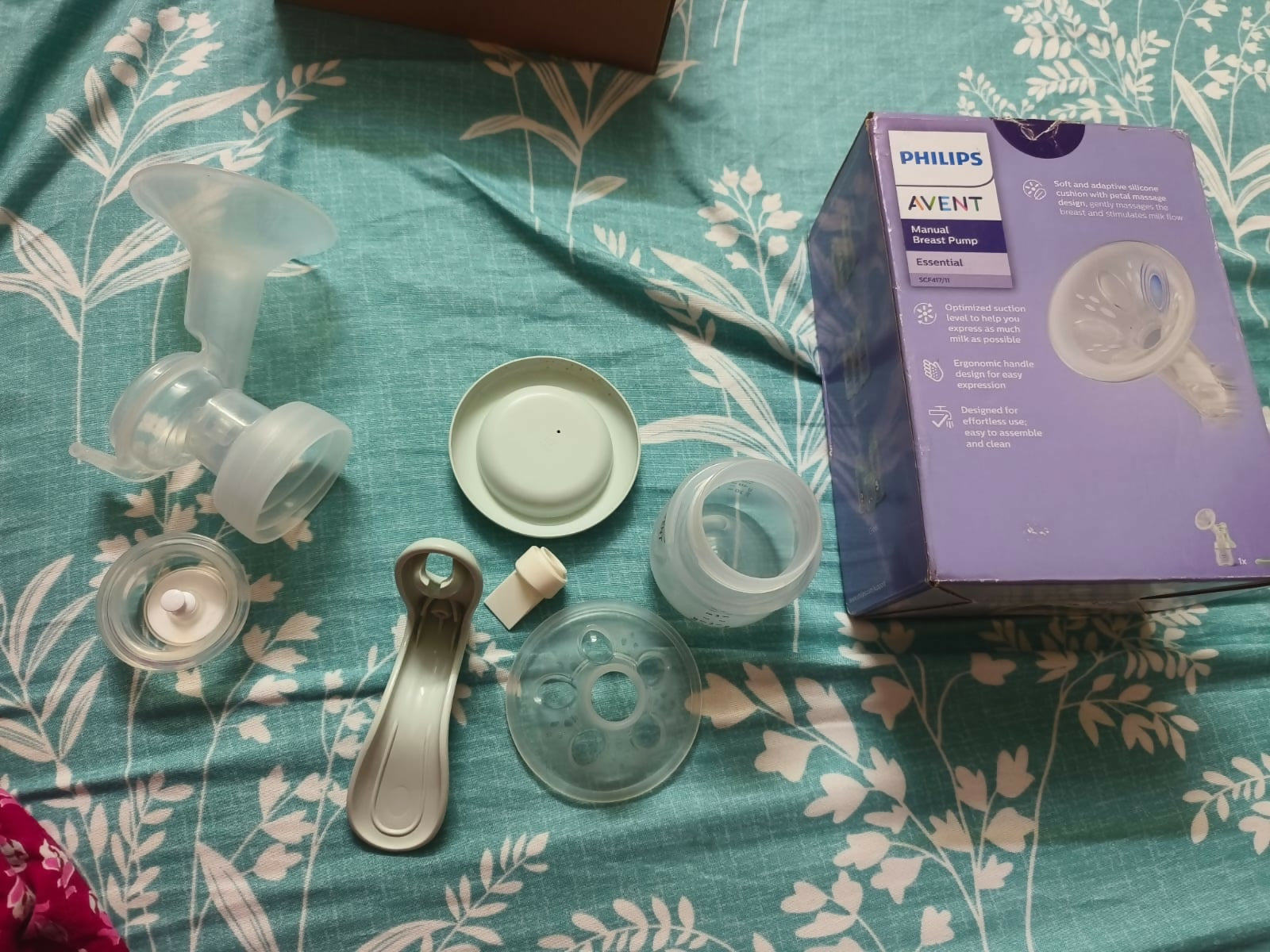 Philips Avent manual breast pump in good condition, lightweight and easy to use, suitable for occasional milk expressing.