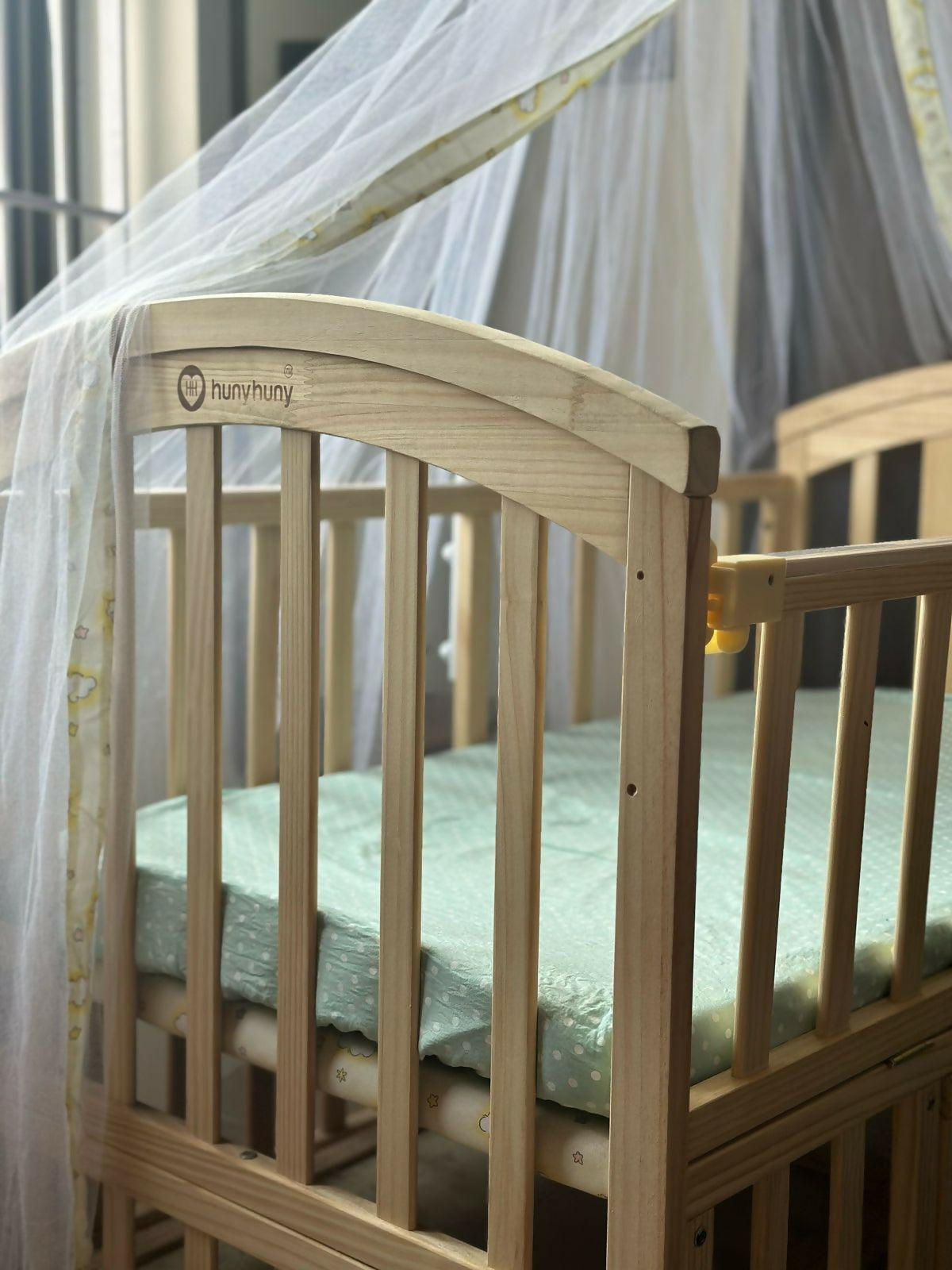 Safe, Comfy, and Stylish – HUNY HUNY Wooden Crib for Sweet Dreams!