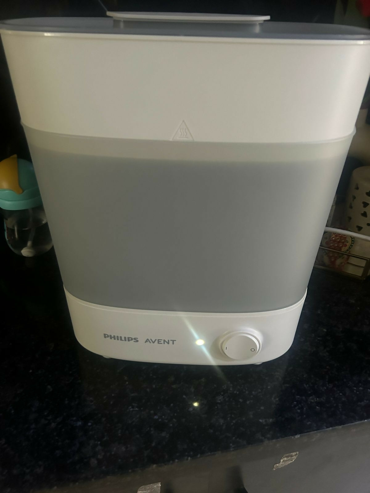 PHILIPS AVENT bottle sterilizer – quick, safe, and chemical-free sterilization for your baby’s essentials.

