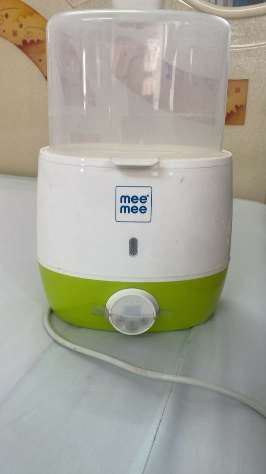 Warm baby’s milk effortlessly with the easy-to-use Mee Mee Bottle Warmer!






