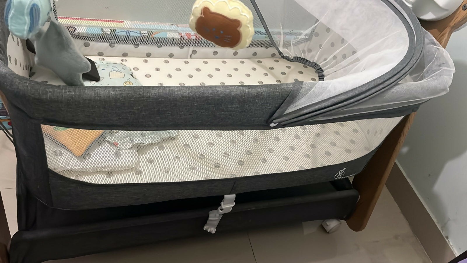 R FOR RABBIT Lullabies Woodsy Electric Cradle with Automatic Swing in Grey, Almost New condition, featuring automatic swinging functionality, a sturdy wooden frame, comfortable sleeping space, and a soothing design for newborns and infants.