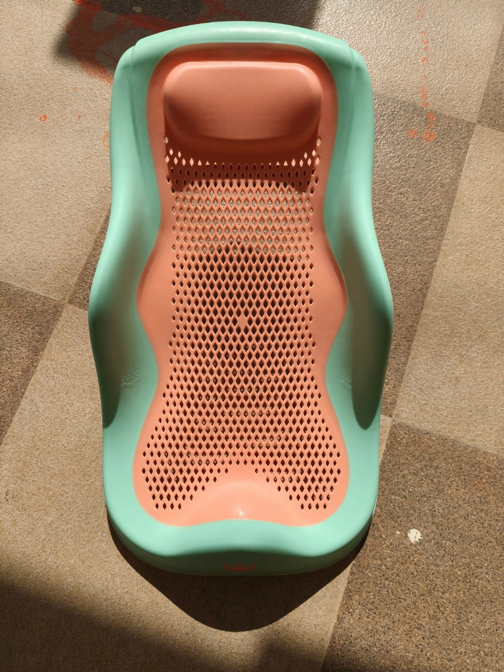 Star and Daisy Baby Bath Seat in Orange-Green, designed for babies 0–1 year with an upgraded supportive design and anti-slip base for comfortable, convenient supervised bathing.