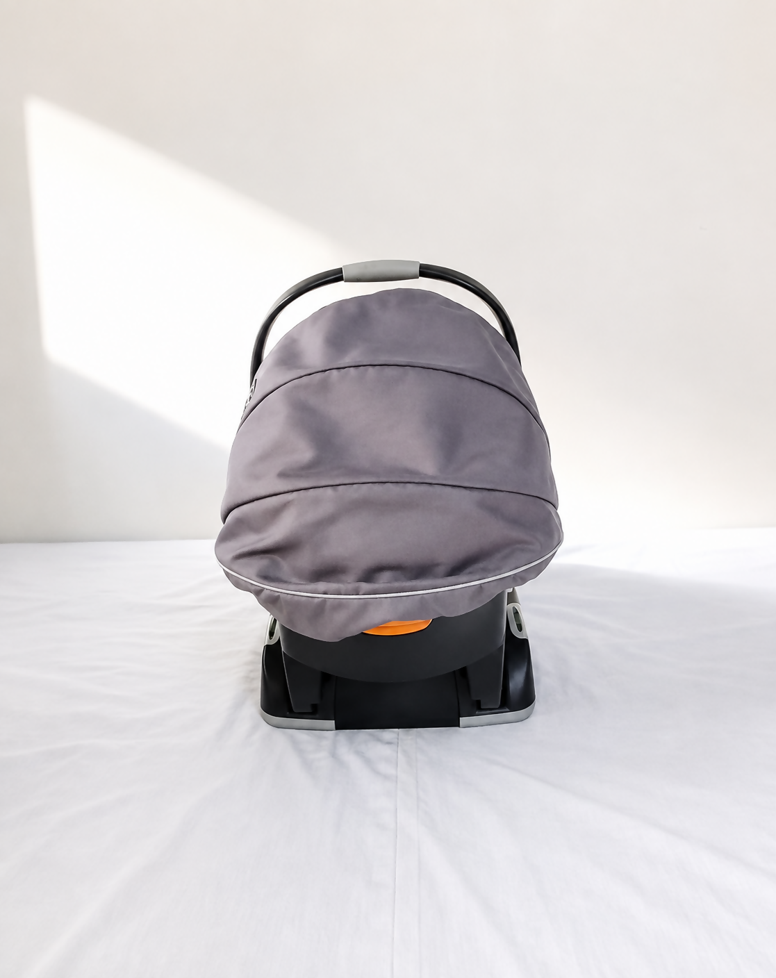 CHICCO KeyFit 30 Infant Car Seat B135 in Almost New condition featuring a rear-facing design, stay-in-car base, padded infant seating, secure harness, and convenient design for everyday car travel with babies. 