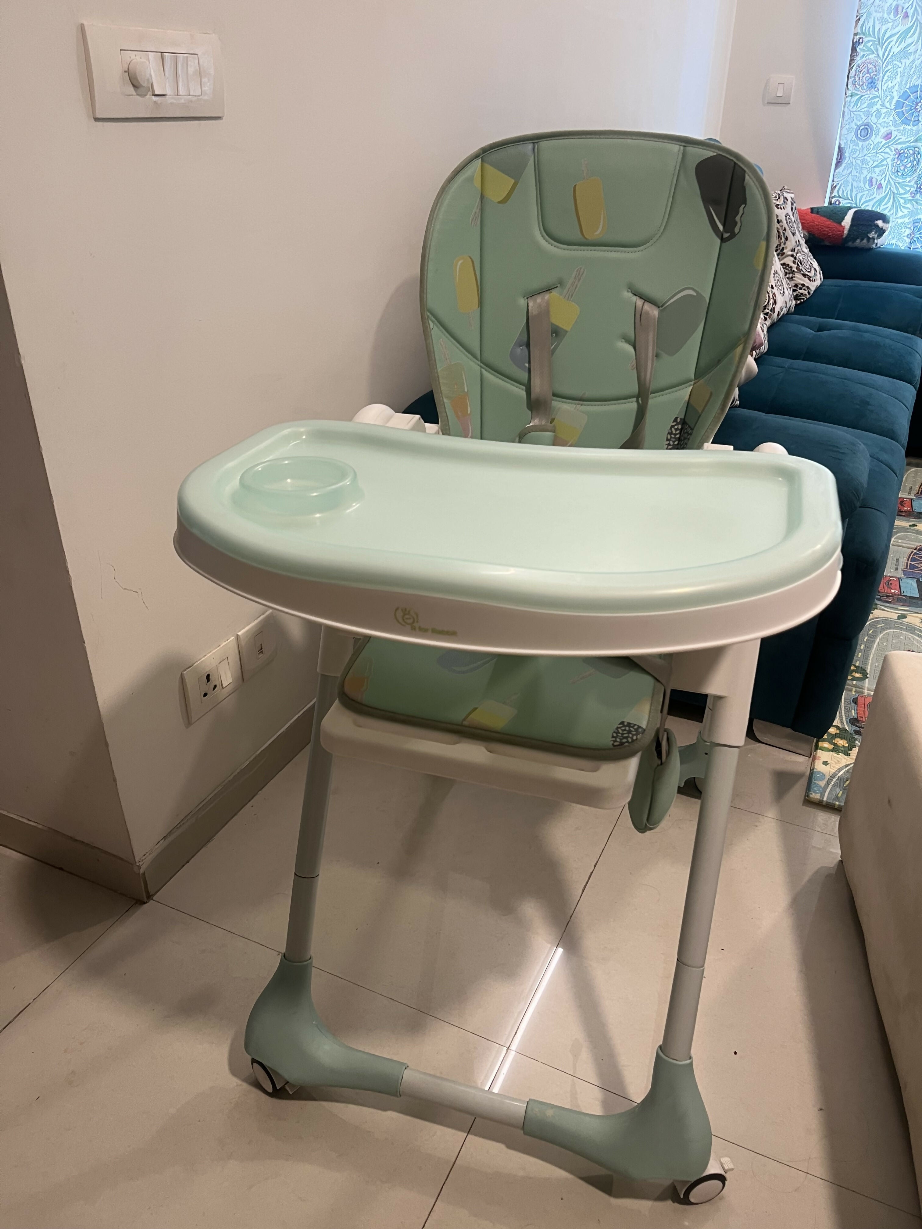 R for Rabbit high chair with adjustable seating, feeding tray, secure safety harness, sturdy frame, and comfortable support for babies and toddlers during mealtimes.