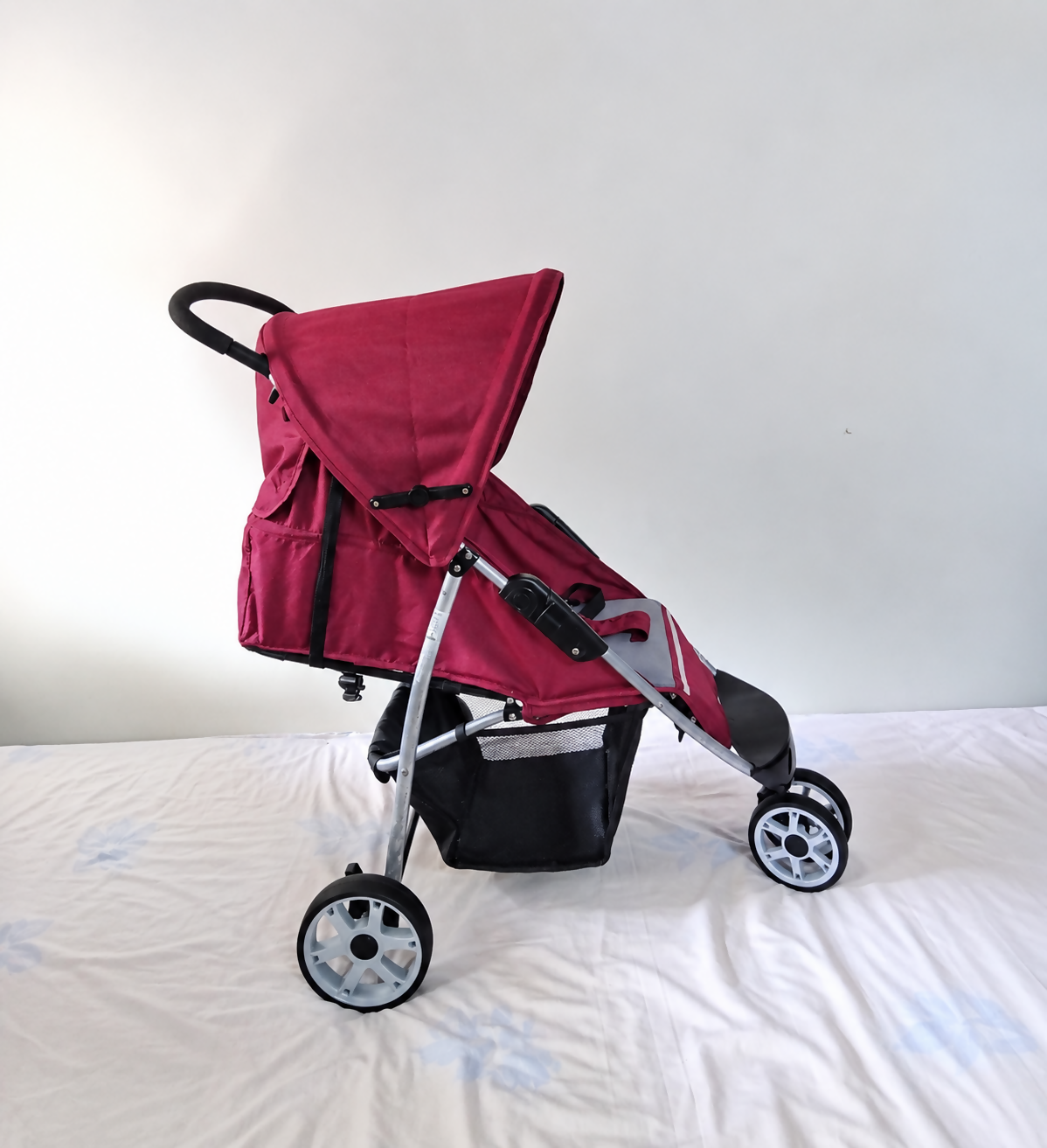 Sweet Cherry SCR6 S301 Baby Stroller/Pram B154 featuring a reversible design, reclining seat, protective canopy and 3-wheel setup for comfortable and convenient everyday outings with your baby.