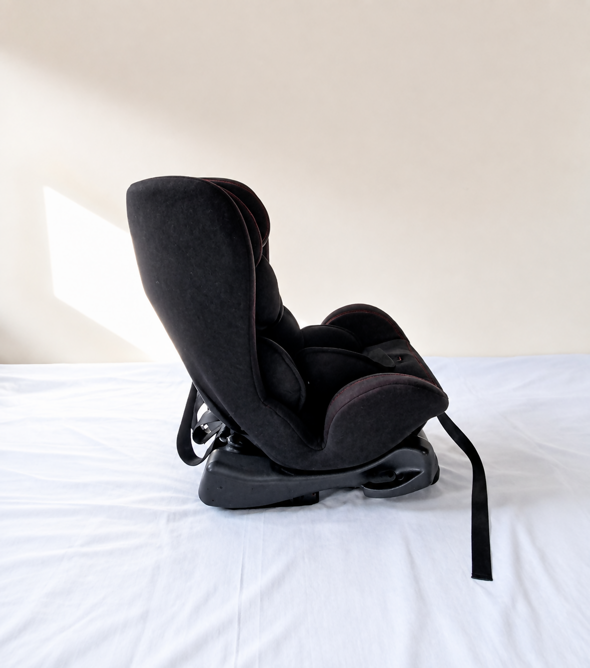 BABYHUG Bon Voyage ISOFIX Convertible Car Seat B139 in Almost New condition featuring ISOFIX installation, 5-point safety harness, adjustable reclining design and padded seating for comfortable car journeys with your child.