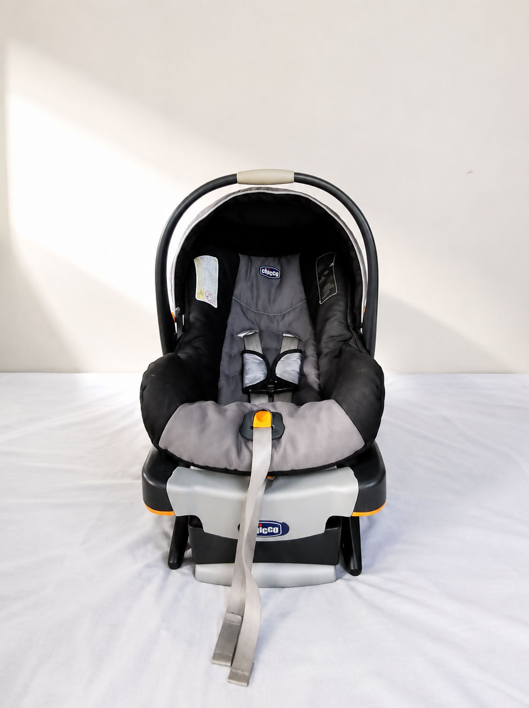 CHICCO KeyFit 30 Infant Car Seat B135 in Almost New condition featuring a rear-facing design, stay-in-car base, padded infant seating, secure harness, and convenient design for everyday car travel with babies. 