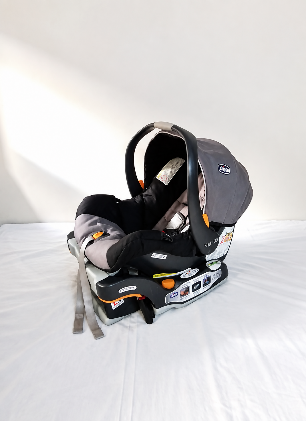 CHICCO KeyFit 30 Infant Car Seat B135 in Almost New condition featuring a rear-facing design, stay-in-car base, padded infant seating, secure harness, and convenient design for everyday car travel with babies.
