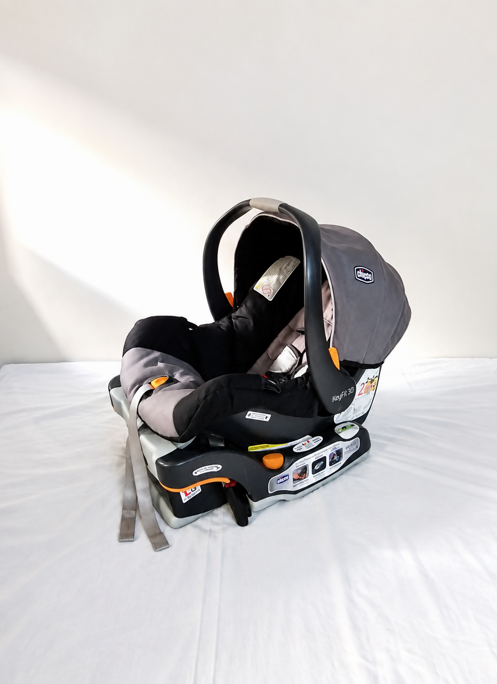 CHICCO KeyFit 30 Infant Car Seat B135 in Almost New condition featuring a rear-facing design, stay-in-car base, padded infant seating, secure harness, and convenient design for everyday car travel with babies.