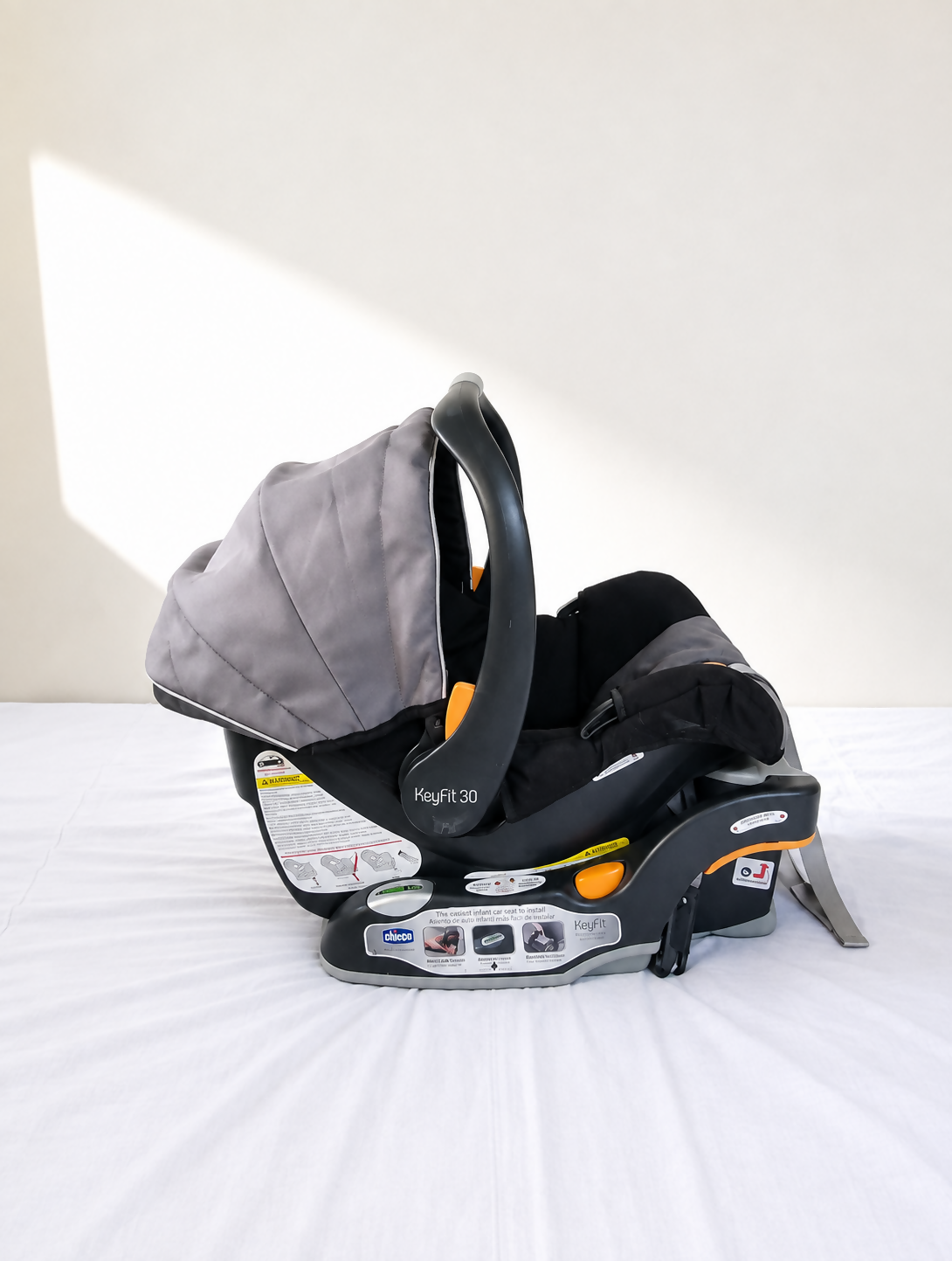 CHICCO KeyFit 30 Infant Car Seat B135 in Almost New condition featuring a rear-facing design, stay-in-car base, padded infant seating, secure harness, and convenient design for everyday car travel with babies. 