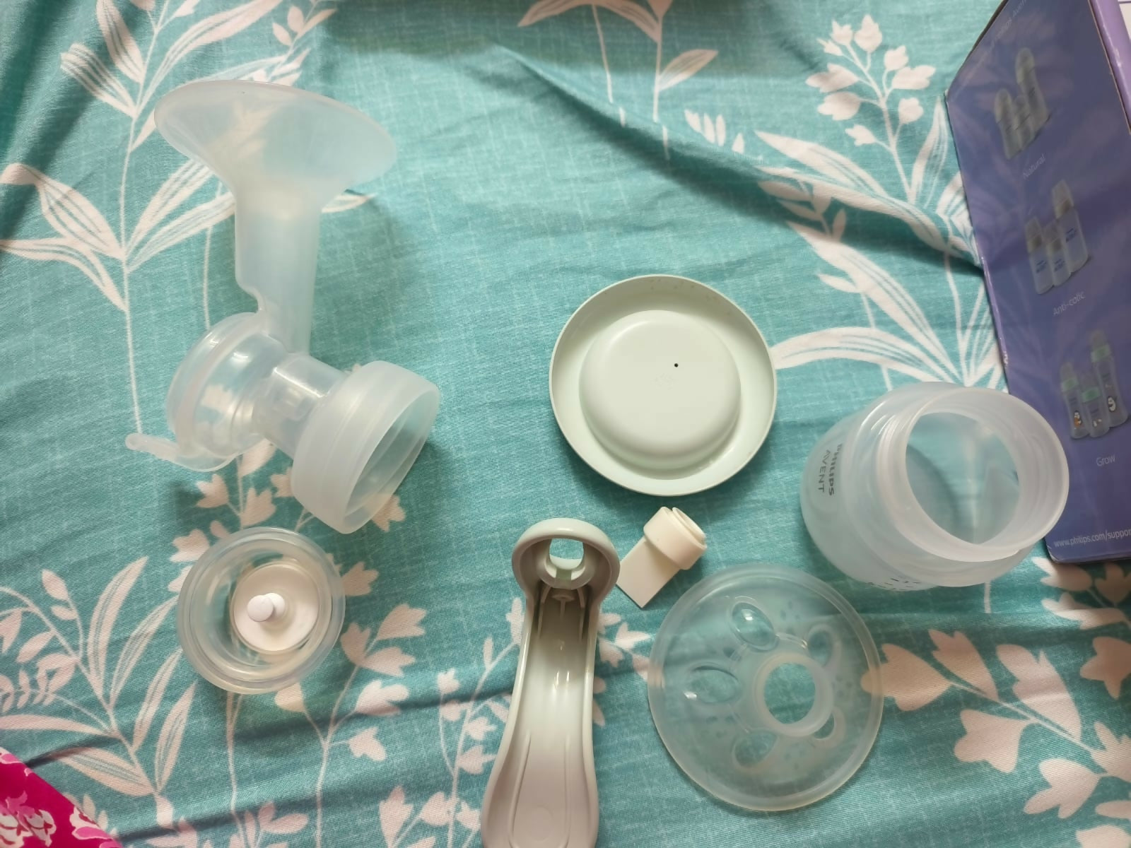 Philips Avent manual breast pump in good condition, lightweight and easy to use, suitable for occasional milk expressing.