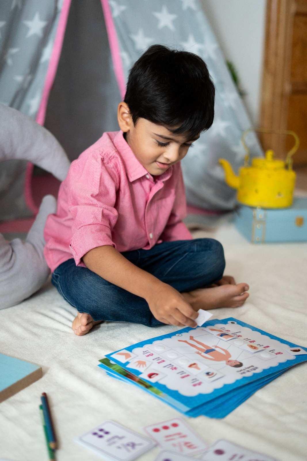 Introduce your child to the rich world of Hindi with our Velcro-Based Hindi Learning Kit. This comprehensive kit is designed to make learning engaging and interactive. 