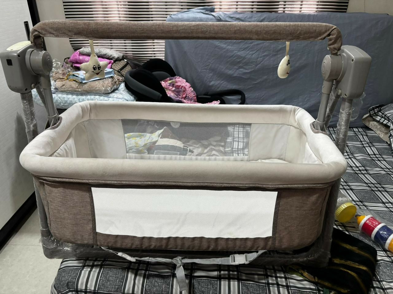 STAR AND DAISY Automatic Cradle with gentle automatic rocking, sturdy frame, comfortable sleeping area, breathable design, and secure construction to help soothe and comfort newborns during rest.