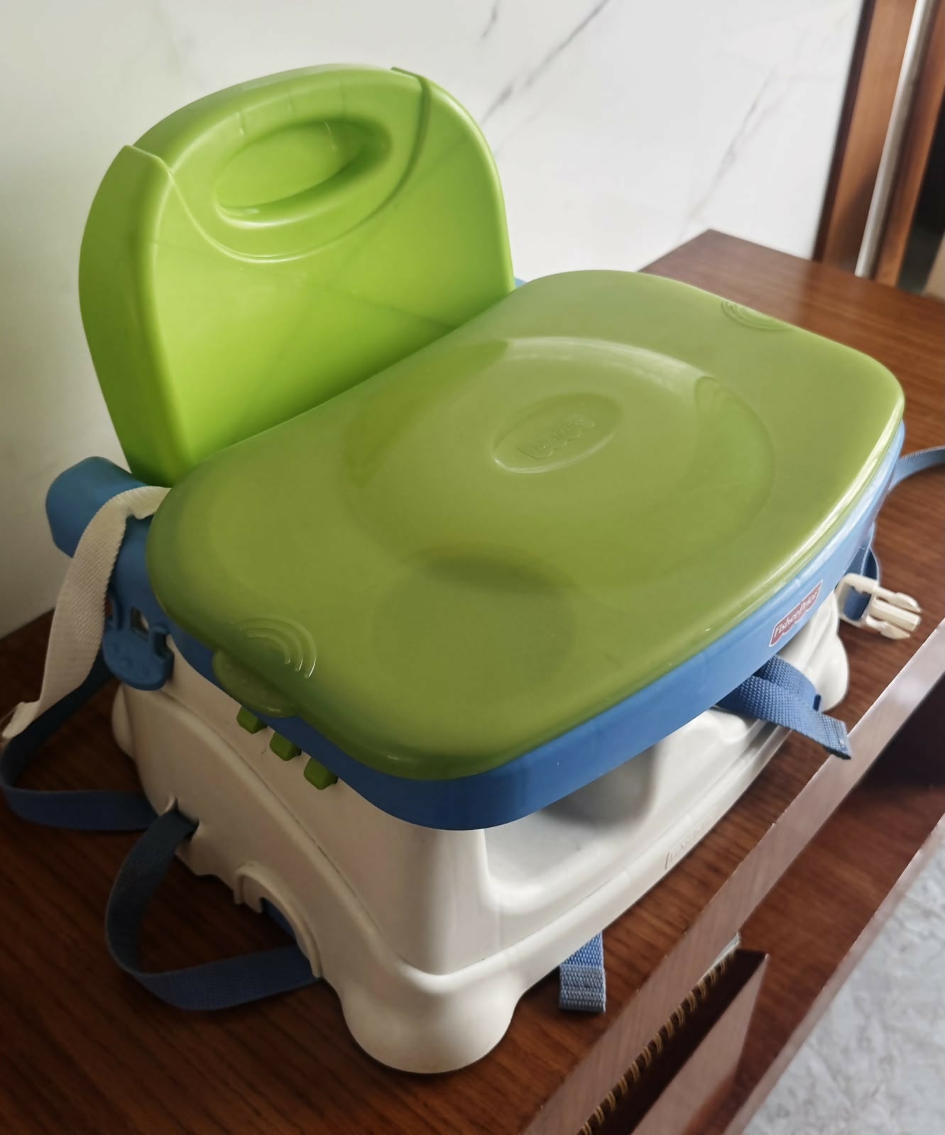 FISHER-PRICE Healthy Care Deluxe Booster Seat in Green & Blue, Almost New condition, featuring a feeding tray, supportive seat, adjustable straps and compact portable design for convenient mealtimes at home or while travelling.