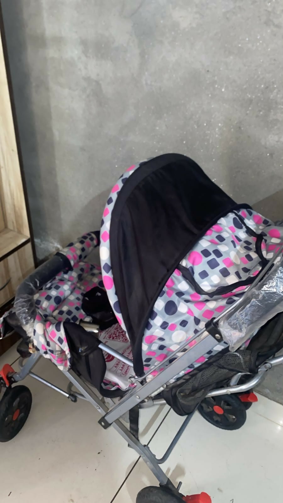 Stroller/Pram for Baby with a lightweight foldable frame, reclining seat, adjustable canopy, 5-point safety harness, smooth wheels, and storage basket for comfortable everyday travel with babies and toddlers.