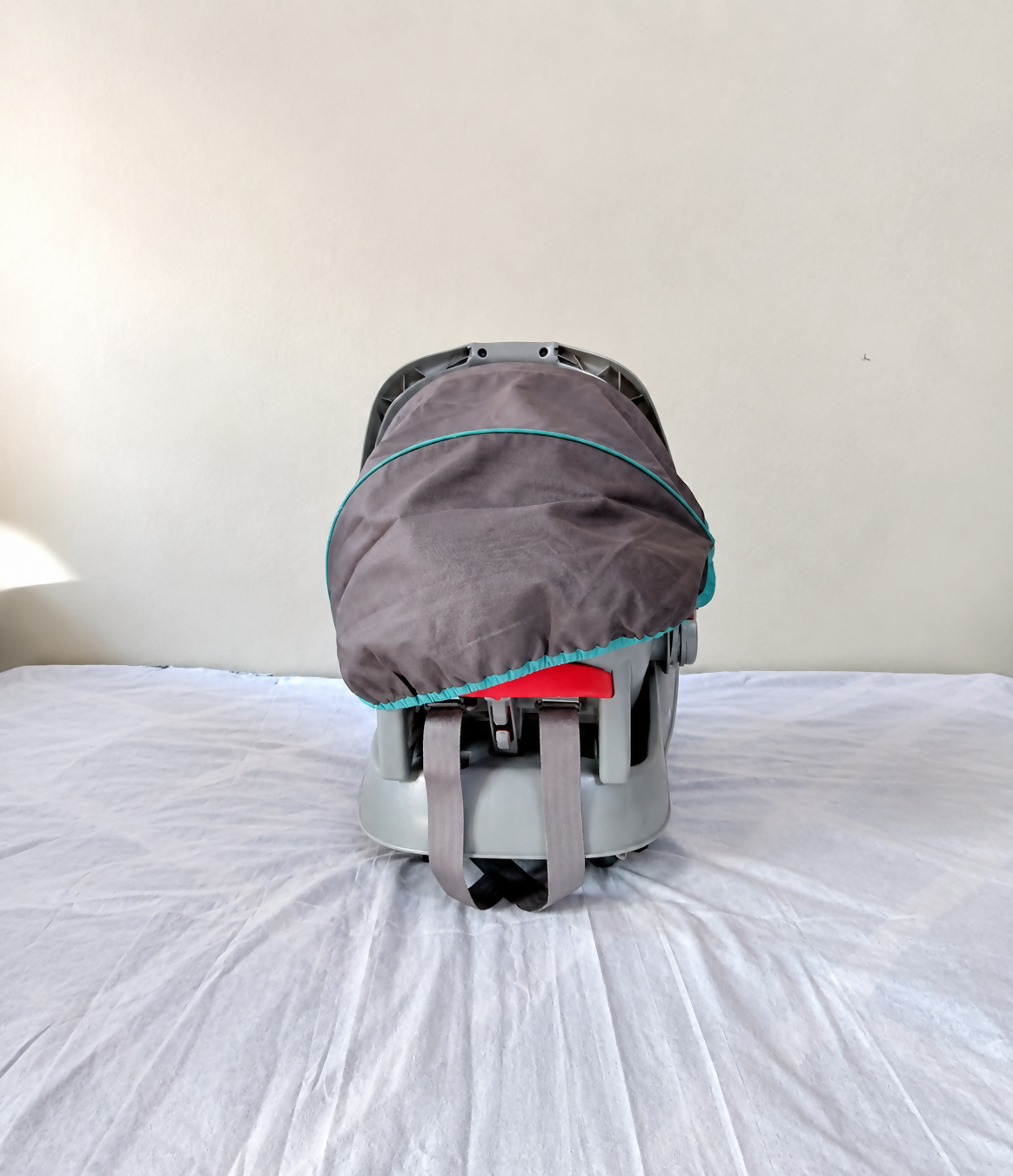 GRACO SnugRide SafeSeat Infant Car Seat B174 with rear-facing design and detachable base.