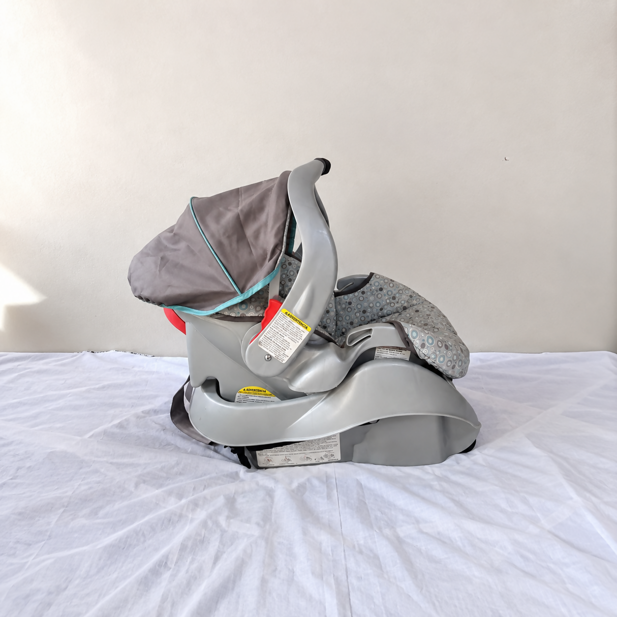 GRACO SnugRide SafeSeat Infant Car Seat B174 with rear-facing design and detachable base.