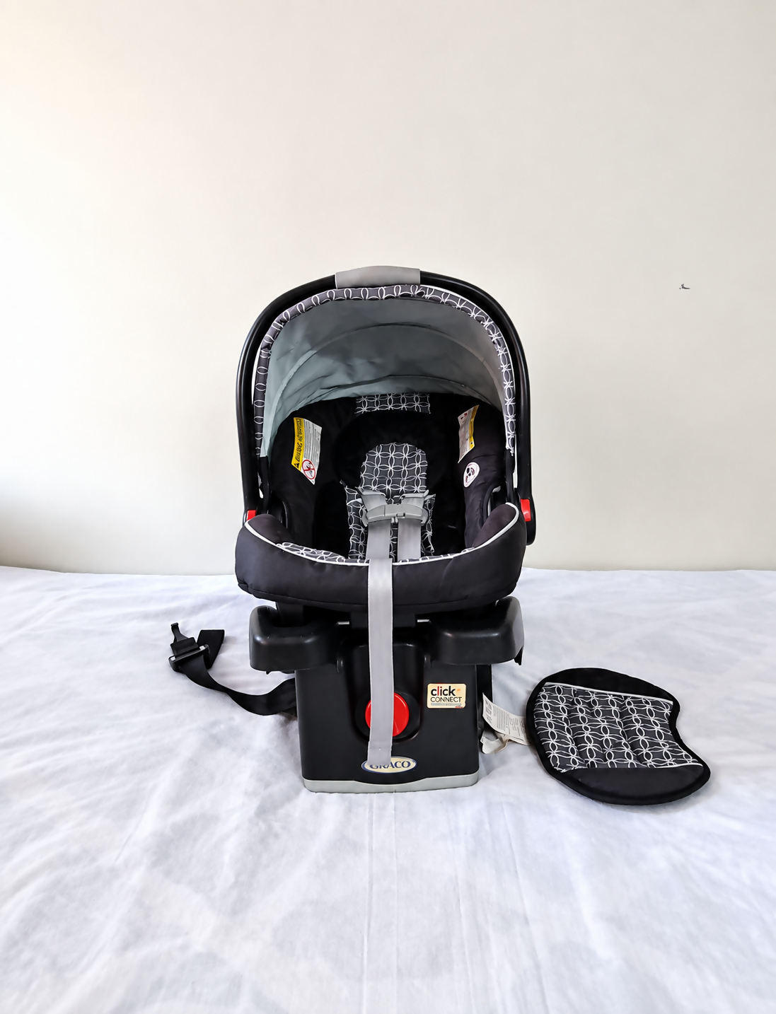 GRACO SnugRide Click Connect 35 Infant Car Seat B146 in Almost New condition featuring a rear-facing design, stay-in-car base, padded infant seating, secure harness, and Click Connect system for convenient baby travel.