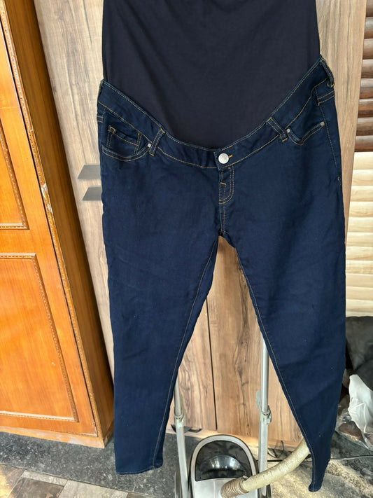 Comfortable and stylish Mothercare maternity jeans in dark blue – perfect fit for expecting moms size 16.








