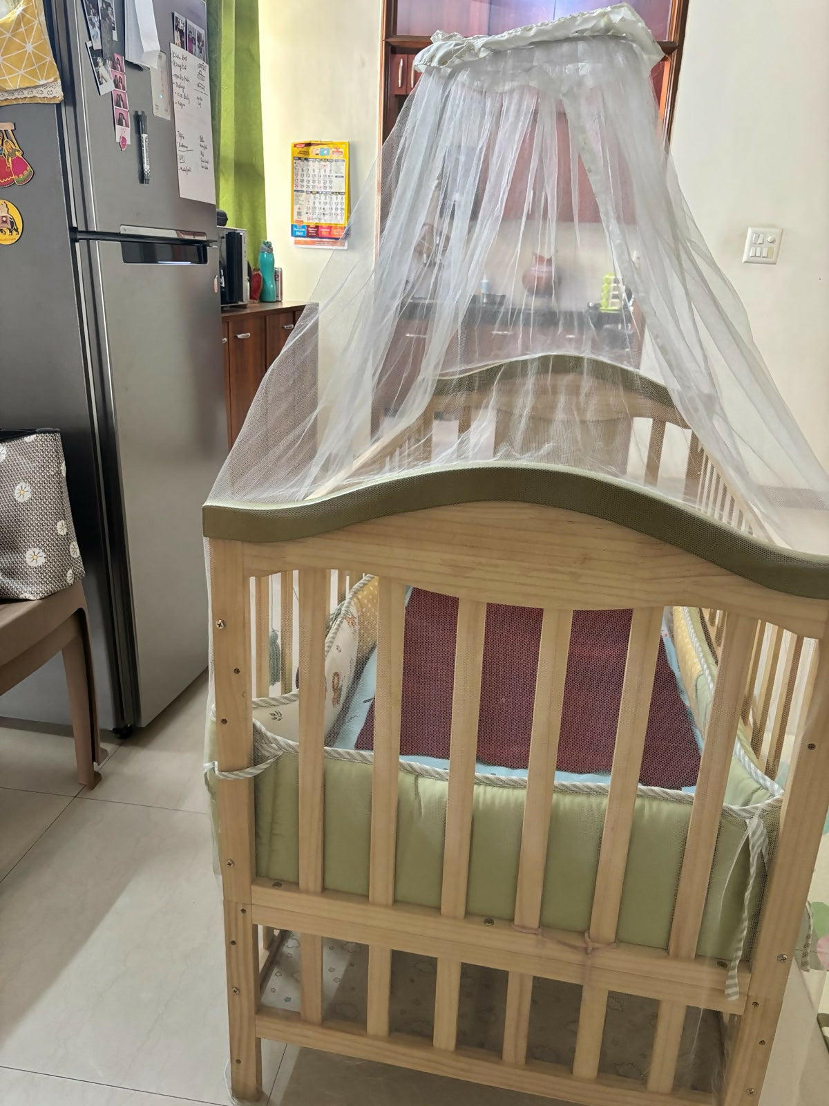 HUNY HUNY 15-in-1 baby cot and crib with mattress and mosquito net, convertible multifunctional nursery bed for newborns and infants.