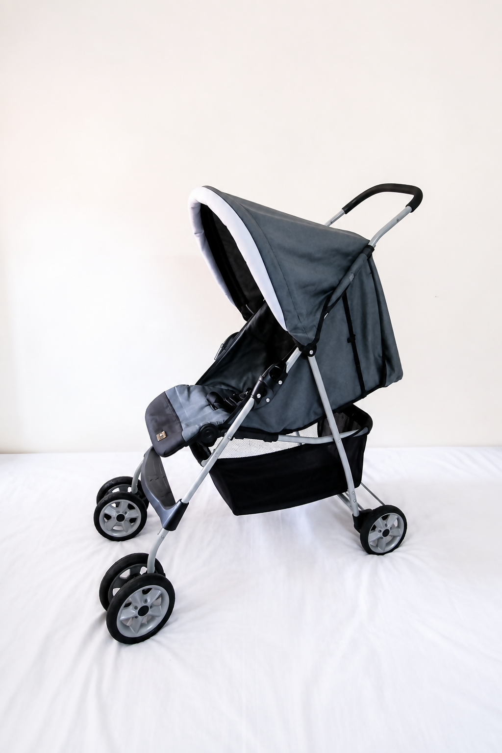 Hauck Baby Stroller Pushchair with reclining seat, adjustable canopy, 5-point safety harness, smooth wheels, foldable frame, and comfortable seating for safe and convenient everyday outings with babies and toddlers.