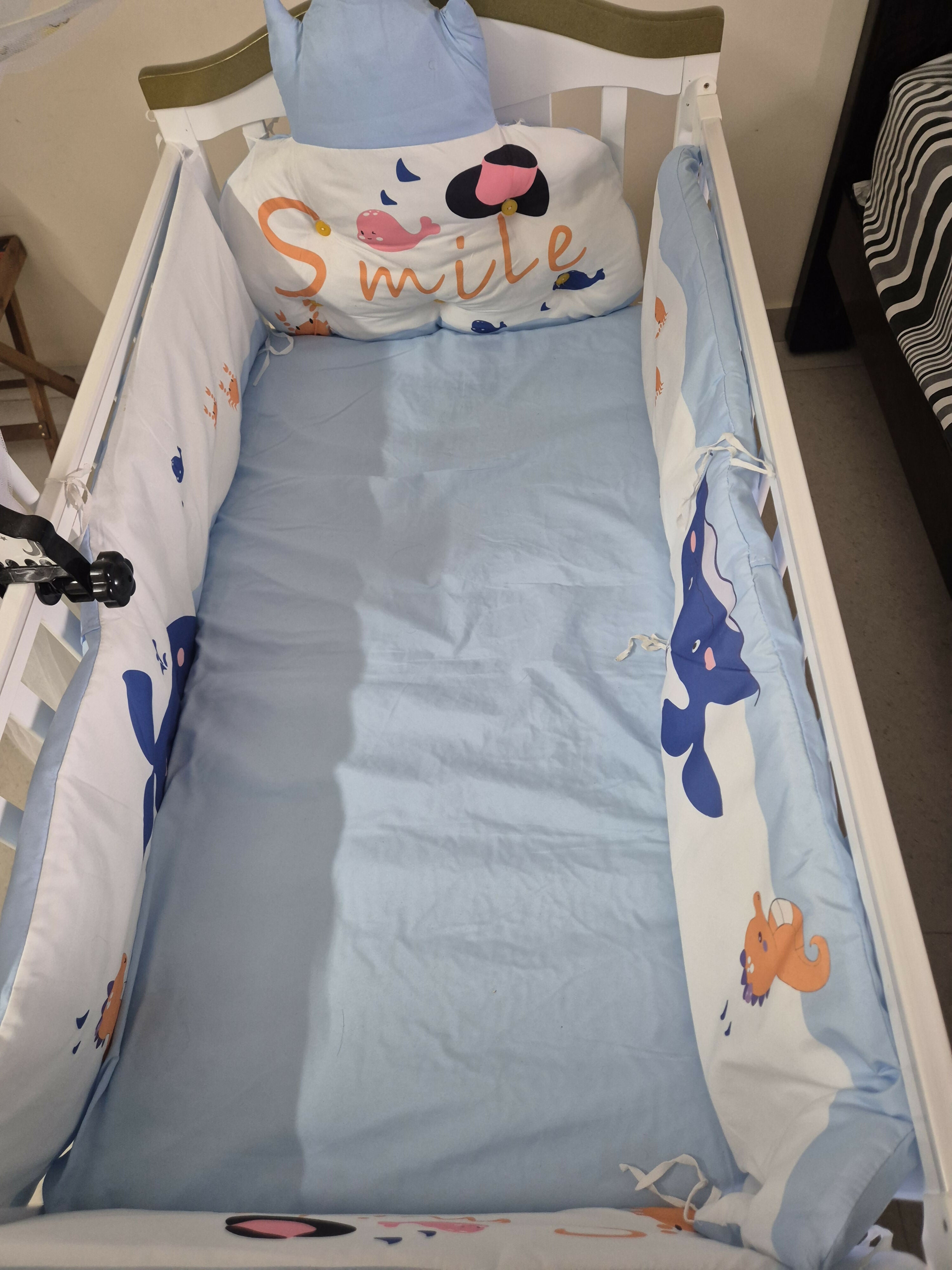 HUNYHUNY 15 in 1 Baby Crib/Rocker in Almost New condition featuring a versatile convertible design, rocking function, protective side rails and spacious sleeping area designed to adapt to different stages of your child’s growth.
