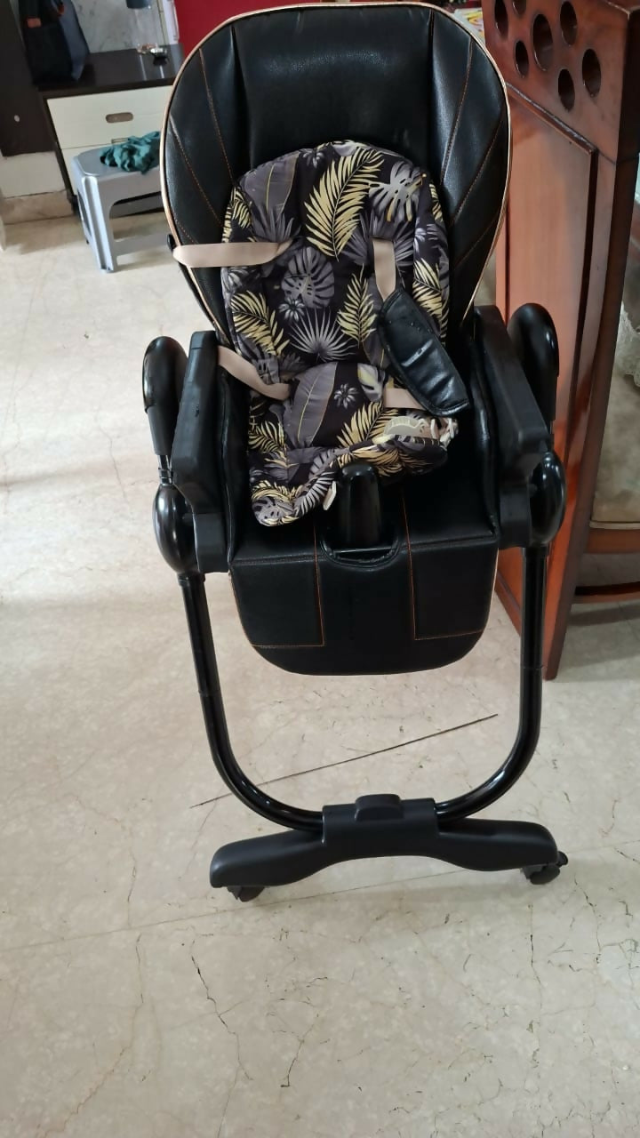 HUNY HUNY Gold Edition Smart Seat 12-in-1 Baby High Chair featuring a versatile multi-functional design, comfortable seating, feeding tray and supportive structure for convenient everyday feeding and mealtimes.