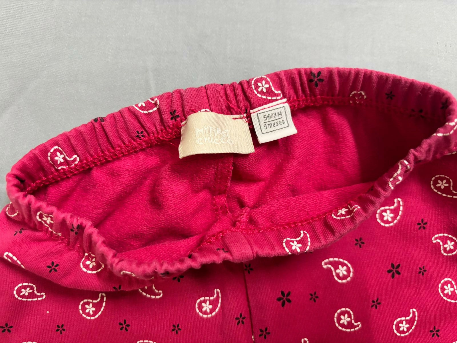Keep your baby snug during mild chilly days with this soft cotton top and bottom set. 