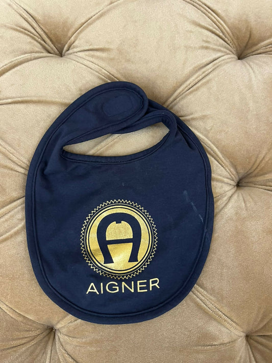 Make mealtime fashionable with the Baby Bib Original Ainger, featuring the iconic Ainger logo and crafted from high-quality materials for style and functionality. Adjustable and waterproof, this bib keeps your baby clean and stylish during mealtime adventures.