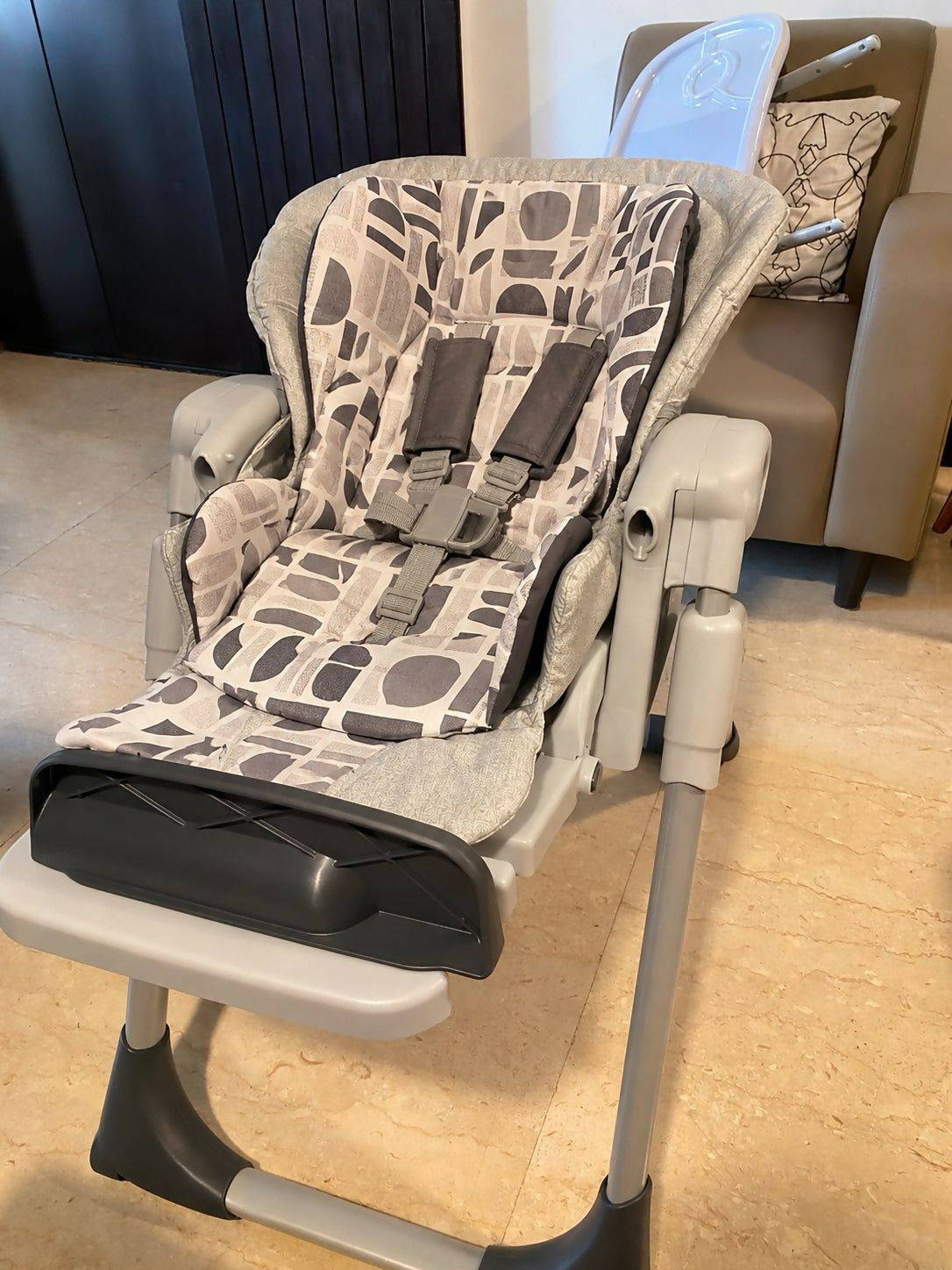 JOIE Mimzy Recline Baby High Chair in Almost New condition featuring a reclining seat, comfortable padded seating, feeding tray, footrest, and sturdy design for convenient everyday feeding and mealtimes.