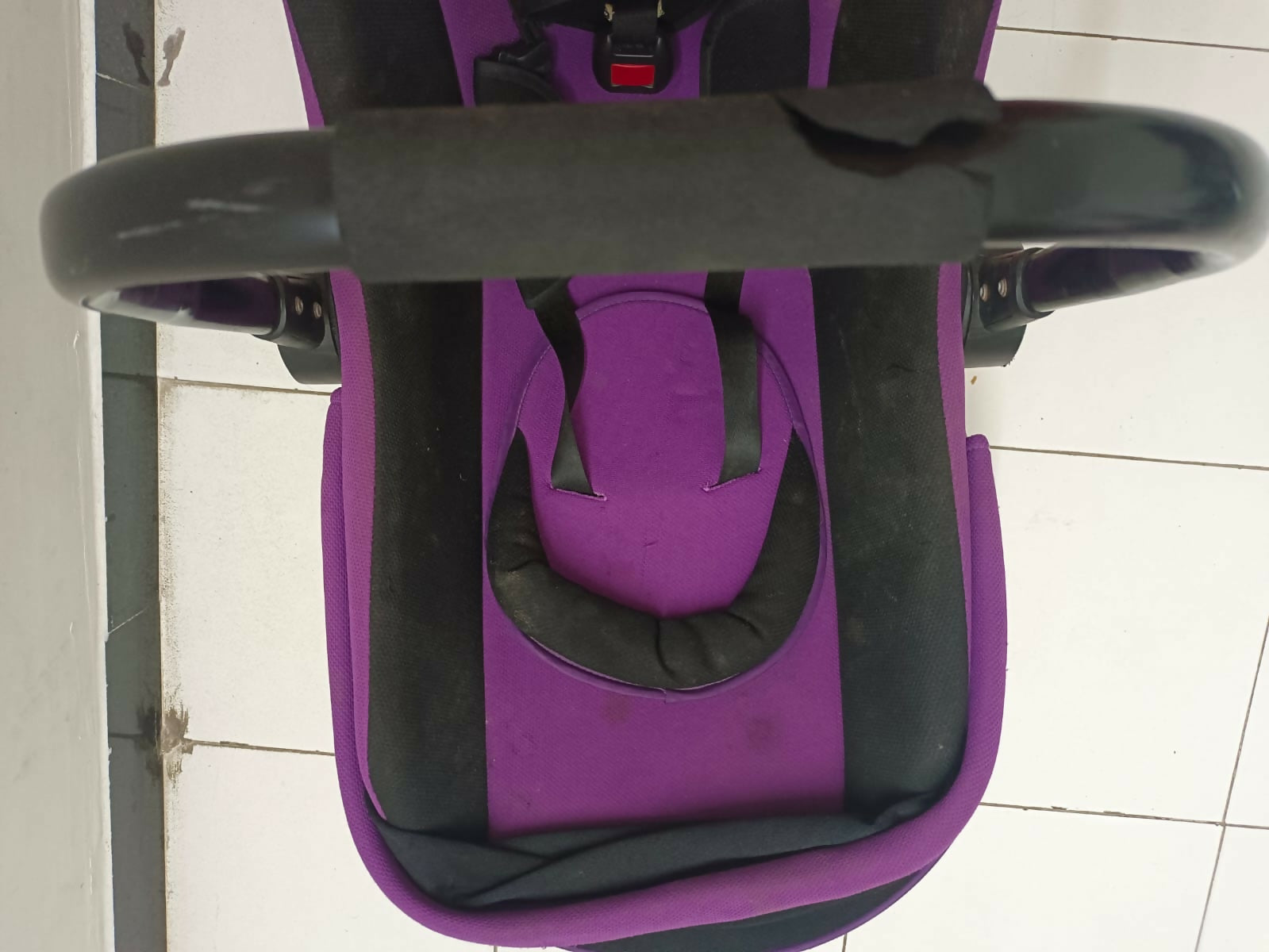  Dual-purpose carry cot/car seat for babies – lightweight, secure, and designed for comfort and travel ease.