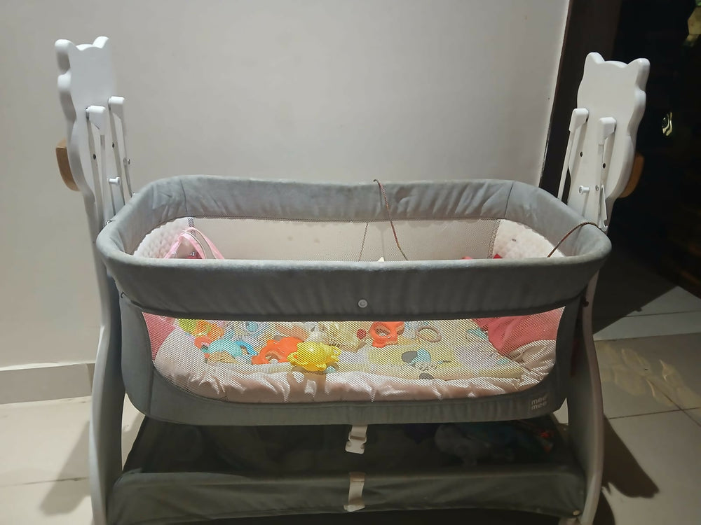 MEE MEE Manual Cradle for Baby featuring a comfortable sleeping space and gentle manual rocking design, offering a practical setup for supervised soothing, relaxing and everyday rest at home.