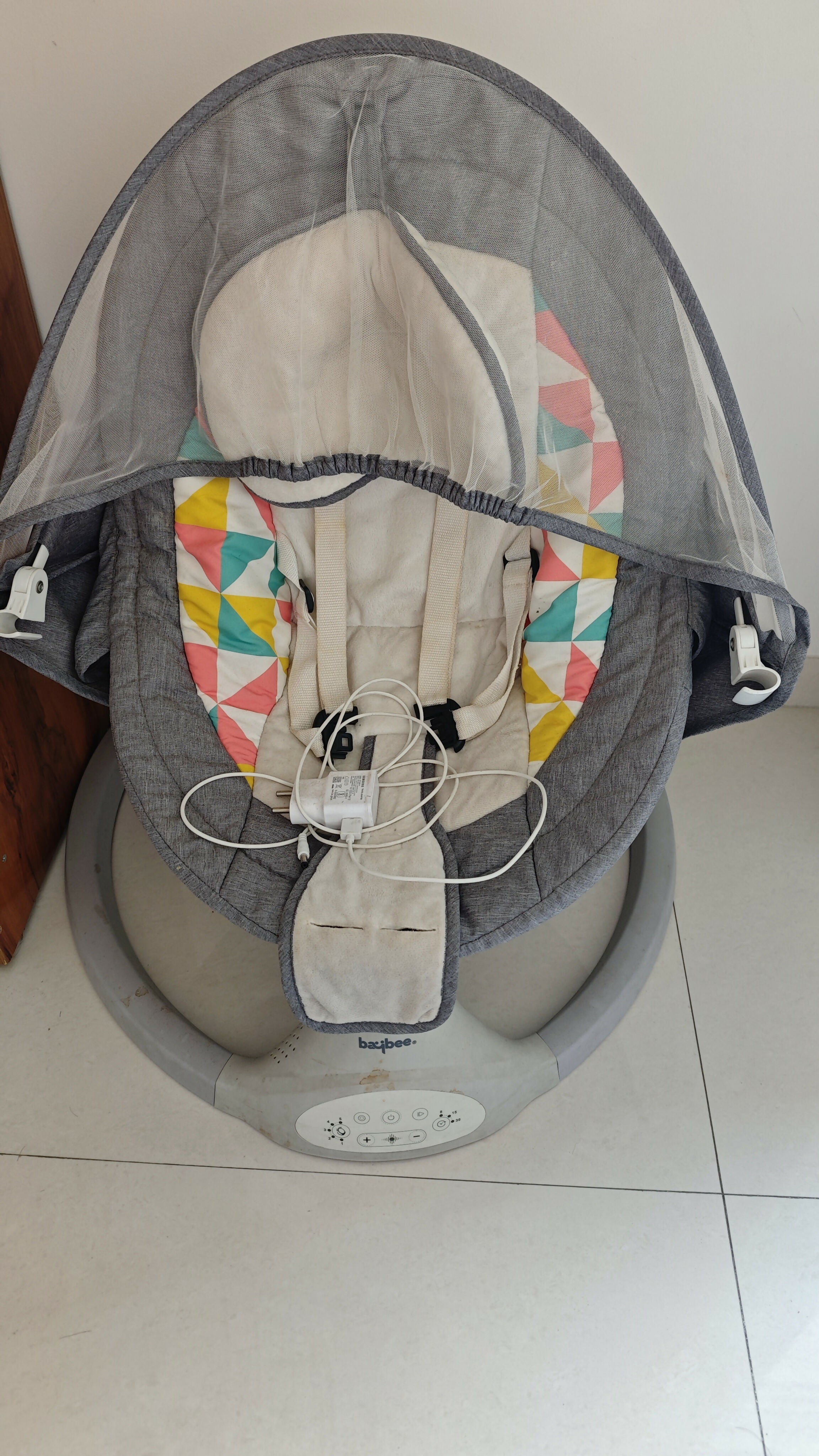 Baby swing with geometric patterned seat cover 