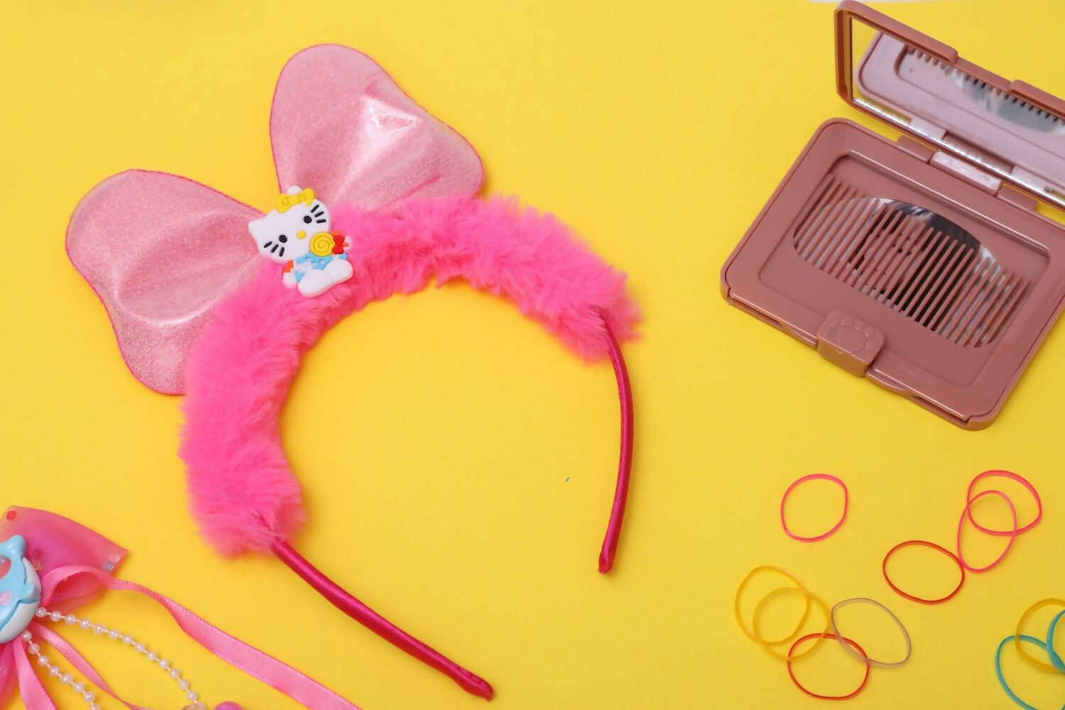 Lock up your little ones tresses with our new collection of hair accessories that are a must have for to instantly add glamour to any wardrobe. Update your little ones collection with this pretty hair accessory and she is all set for an updated look.