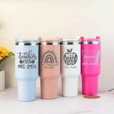 Personalized 1200ml Teacher Tumbler featuring custom teacher name personalization, large-capacity insulated design, reusable straw, secure lid, and convenient handle for school, work, travel, and everyday hydration.