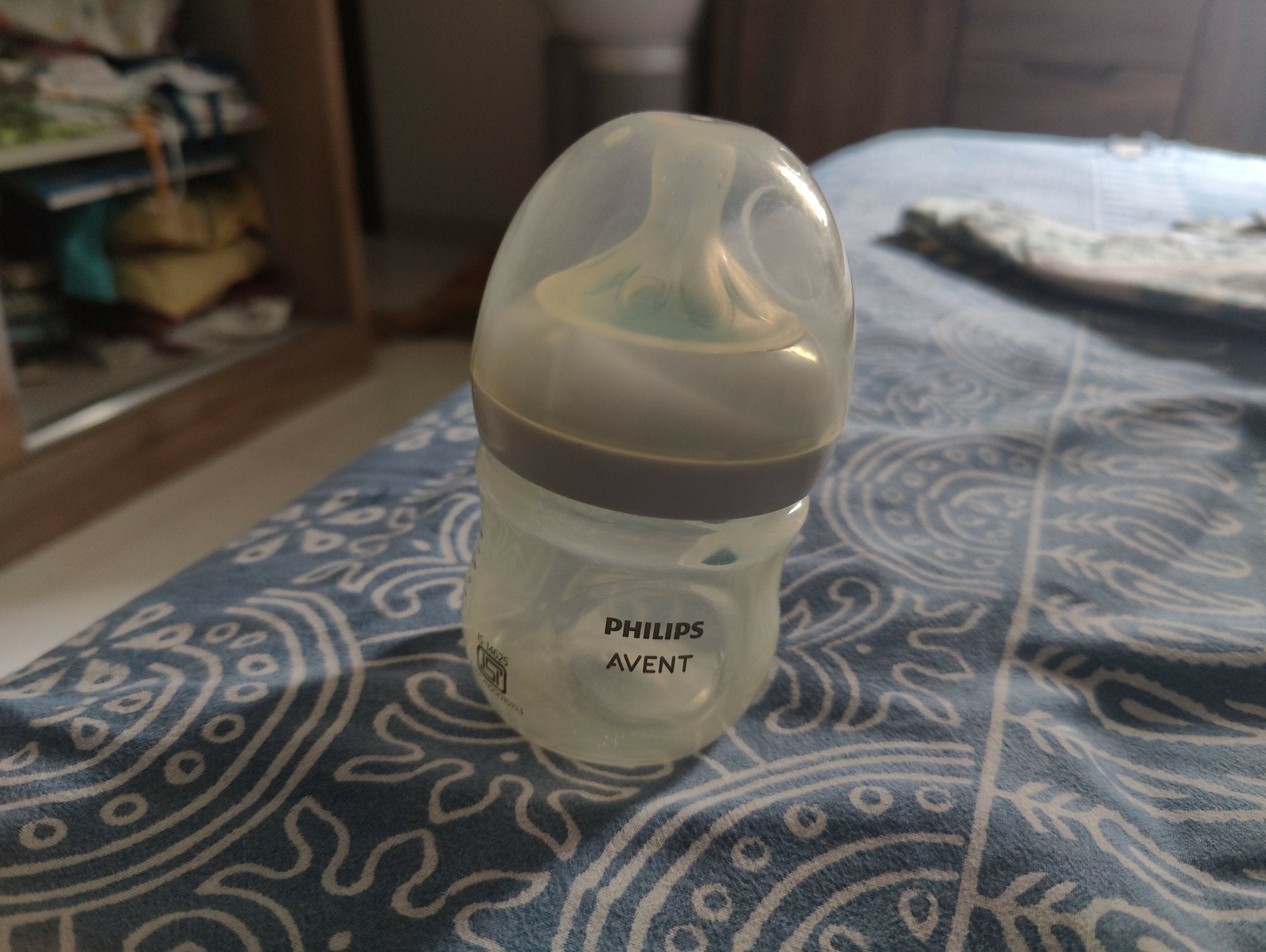 Philips Avent feeding bottle set with AirFree vent, two BPA-free bottles, anti-colic design, soft silicone nipples, and an ergonomic shape for comfortable feeding.
