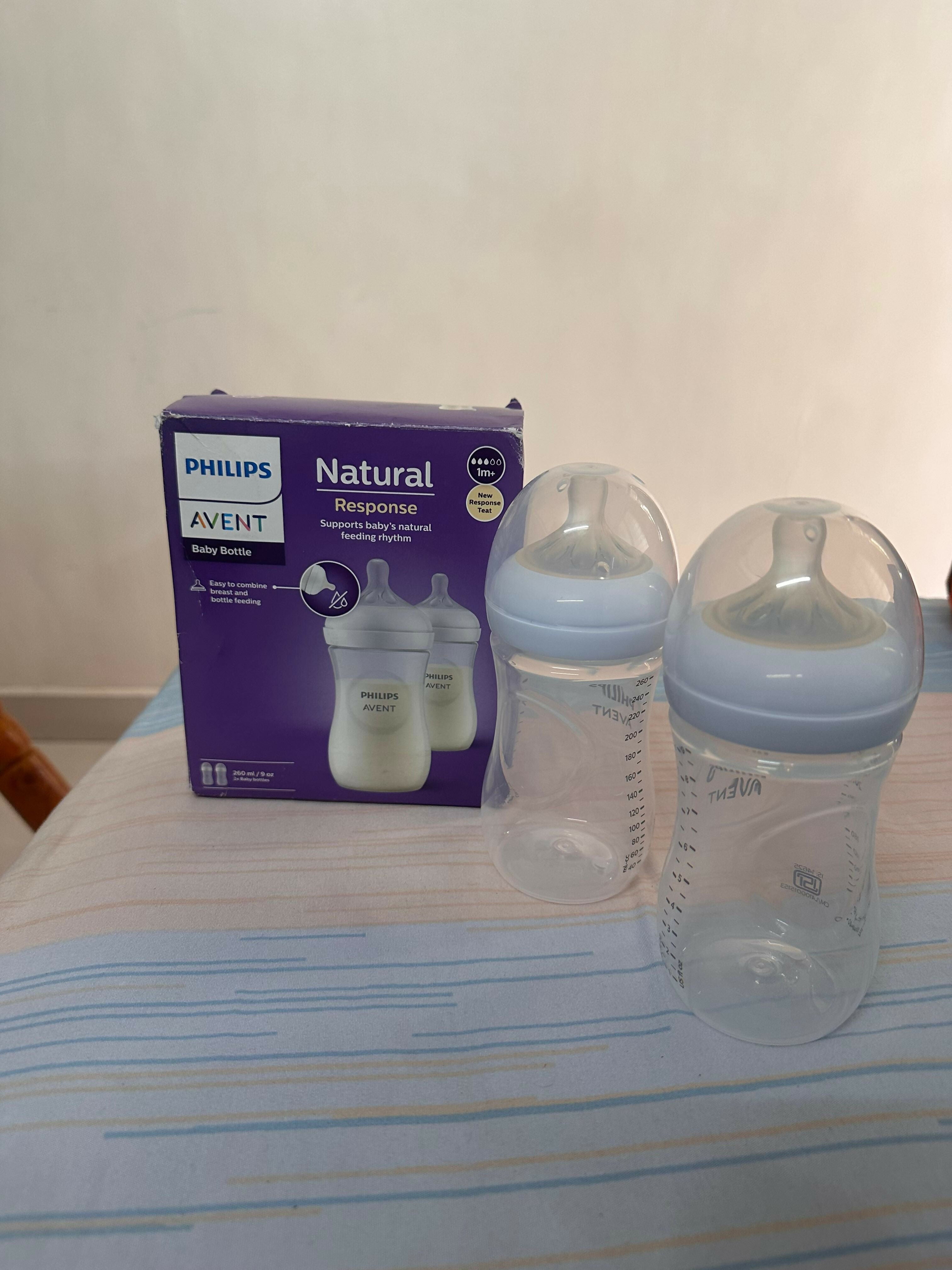 PHILIPS AVENT Natural Response Feeding Bottles 260ml for babies 1 month+, Pack of 2 in Preloved New condition, featuring Natural Response teats designed for comfortable and convenient everyday bottle feeding.